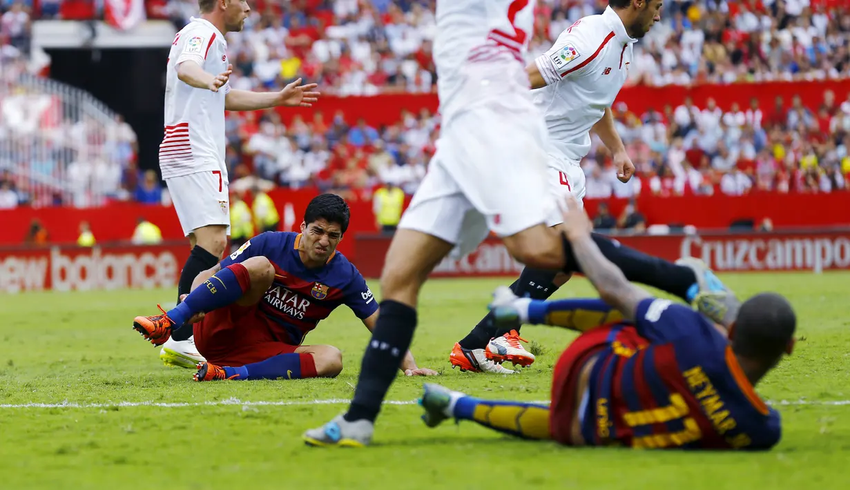 Suarez dan Neymar jatuh bangun saat berjuang melawan Sevilla dalam lanjutan La Liga Spanyol, Minggu (4/10/2015). Tanpa kehadiran Messi, Barcelona harus mengakui keunggulan Sevilla dengan skor akhir 2-1. (REUTERS/Marcelo del Pozo)