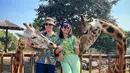 Sudah jadi pasangan suami istri sejak tahun 2004, pasangan ini selalu terlihat harmonis dan kompak. Di tengah kabar riuhnya permasalahan rumah tangga selebriti, rumah tangga Winky Wiryawan dan Kenes Andari nampak adem ayem. (Liputan6.com/IG/@kenesandari)