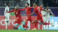 Kamil Al Aswad merayakan gol yang dicetaknya ketika memperkuat Timnas Bahrain menghadapi Uni Emirat Arab di Arabian Gulf Cup di Al-Minaa Olympic Stadium, Basra, Irak, 7 Januari 2023. (KARIM JAAFAR / AFP)