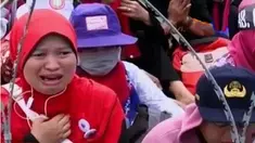 Upaya mereka menagih janji pemerintah, yang akan mengangkat status dari honorer penjadi pegawai negeri sipil (PNS), tak membuahkan hasil.