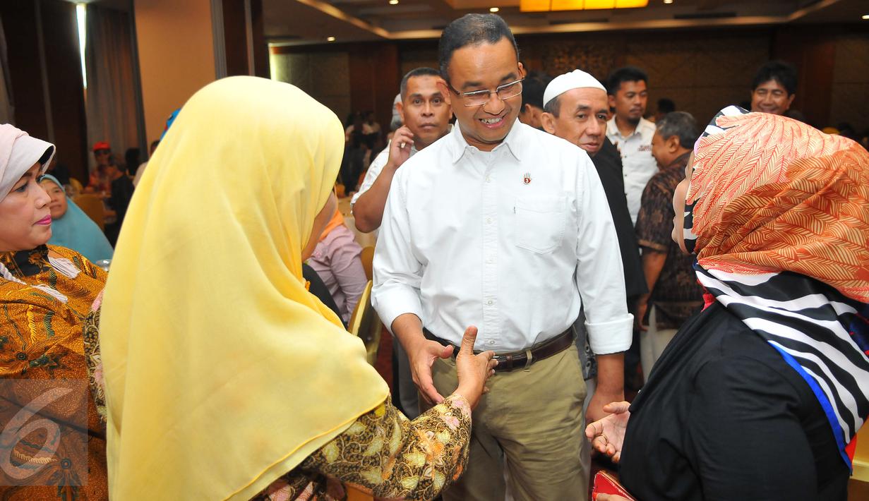 Cagub DKI Jakarta, Anis Baswedan saat berdialog dengan masyarakat Minang yang tinggal di Jakarta, Sabtu (21/1). Dalam dialog tersebut masyarakat Minang yang tergabung dalam DUNSANAK Anies-Sandi siap memenangkan pemilu DKI. (Liputan6.com/Angga Yuniar)