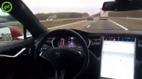 Seorang pengemudi merekam dirinya sendiri saat berada di kursi belakang Tesla Model S yang mengaktifkan fitur autopilot. 