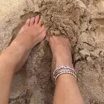 Kim Kardashian Pakai Gelang Kaki di Pantai, Harganya Disebut Rp300 Jutaan.&nbsp; foto: (dok.Instagram @kimkardashan/https://www.instagram.com/p/DI1vw07Ty5d/Henry)