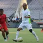 Pesepakbola klub Persija Jakarta, Leo Saputra (tengah) berusaha melewati Firman Utina saat berlatih bersama di Stadion GBK Jakarta, Rabu (29/7/2015). Latihan ini untuk mengisi kekosongan kompetisi pasca pembekuan PSSI. (Liputan6.com/Helmi Fithriansyah)