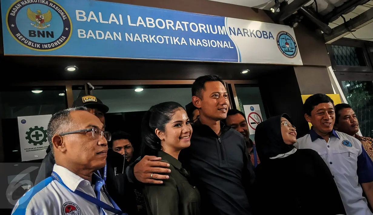 Cagub DKI Jakarta, Agus Yudhoyono ditemani Cawagub DKI Jakarta, Sylviana Murni tampak merangkul istrinya, Annisa Pohan, saat menyapa awak media sebelum memasuki laboratorium Narkoba BNN, Jakarta, Minggu (25/9). (Liputan6.com/Faizal Fanani)