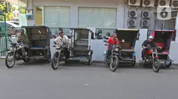 Pengemudi ojek becak motor menunggu penumpang di salah satu perumahan di kawasan Meruya, Jakarta, Selasa (19/11/2019). Pesatnya perkembangan teknologi transportasi seperti ojek berbasis aplikasi, mengakibatkan keberadaan becak motor di Ibukota hampir punah. (Liputan6.com/Herman Zakharia)