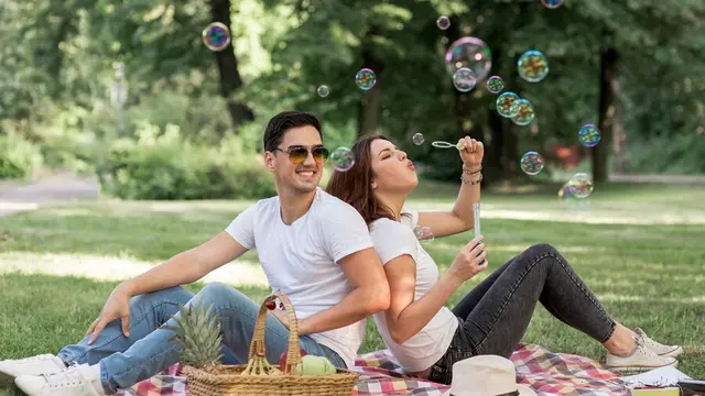 Sepasang kekasih piknik di taman (Foto Dok: Freepik/freepik)