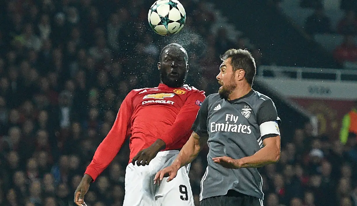 Pemain Manchester United, Romelu Lukaku berebut bola dengan pemain Benfica, Jardel pada laga Grup A Liga Champions di Old Trafford, Rabu (1/11) dini hari. MU sukses memetik kemenangan 2-0. (AFP PHOTO / Oli SCARFF)