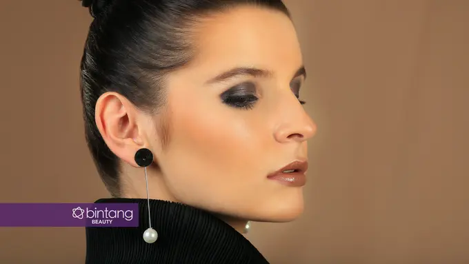 Tampil dengan Makeup Smokey Eyes Menjelang Weekend, Kenapa Nggak?
