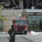 Personel keamanan Sri Lanka berjaga di pintu masuk Hotel Shangri-La, Kolombo, pada 21 April 2019 untuk mengantisipasi teror susulan. (AFP)