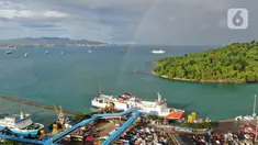 Keindahan pelangi saat menghiasi langit Pelabuhan Merak, Banten, Sabtu (30/4/2022). Kemunculan pelangi tersebut menjadi pemandangan yang indah bagi para pemudik yang ingin menyebrang ke pulau Sumatra. (Liputan6.com/Angga Yuniar)