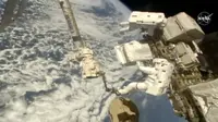 Dua astronaut melakukan misi spacewalk di luar Stasiun Antariksa Internasional (ISS) untuk memperbaiki detektor partikel kosmis. (NASA)