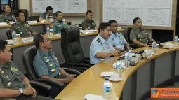 Citizen6, Jakarta: Penutupan Latihan Hanudnas "Tutuka" XXXVI 2012 oleh Panglima TNI Laksamana TNI Agus Suhartono, bertempat di Pusdalops Mabes TNI Cilangkap, Jakarta, Kamis (20/9). (Pengirim: Badarudin Bakri).