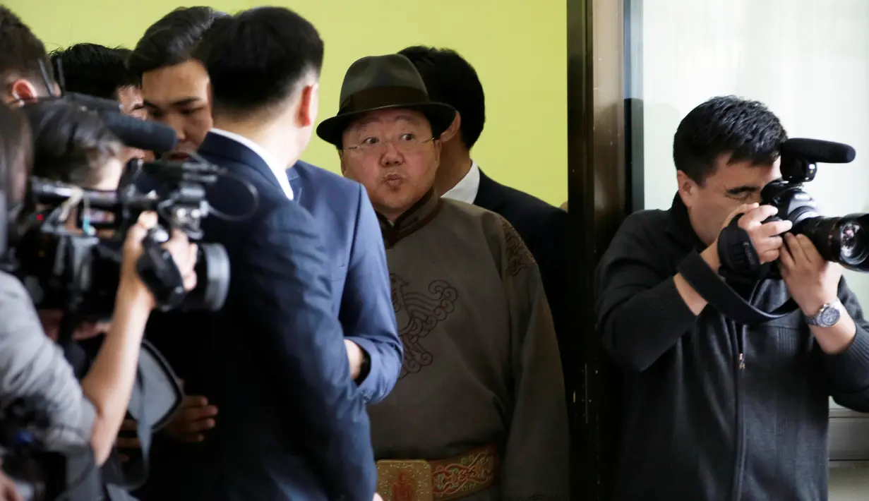 Presiden Mongolia, Tsakhiagiin Elbegdorj menunggu untuk menyumbang hak suaranya dalam pemilihan parlemen di TPS di Ulaanbaatar, Rabu (29/6). Tsakhiagiin Elbegdorj jadi pusat perhatian awak saat hadir dalam pemilihan parlemen. (REUTERS/Jason Lee)