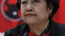 Ketua Umum PDIP Megawati Soekarnoputri (dua kanan) memberi keterangan pers terkait di Bali, Kamis (8/8/2019). Megawati didukung seluruh DPD PDIP untuk kembali memimpin partai banteng moncong putih periode 2019-2024. (Liputan6.com/JohanTallo)