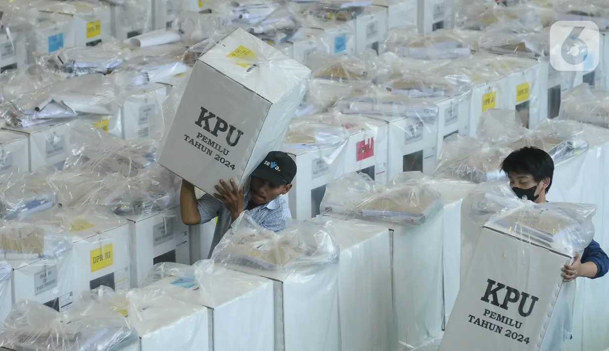 Petugas mengangkat logistik Pemilu 2024 dari Gelanggang Olahraga (GOR) Kecamatan Tanah Abang untuk dibawa menuju Balai RW 04 Benhil, Jakarta Pusat, Selasa (13/2/2024). (merdeka.com/Imam Buhori)
