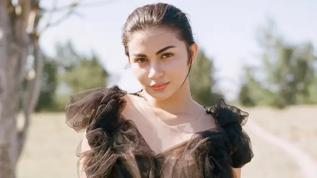 FOTO: Gaya Ariel Tatum Pakai Outfit Hitam, Tampilkan Pesona Elegan