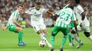 Pemain Real Madrid, Kylian Mbappe (kedua kiri) berusaha melewati penjagaan dari sejumlah pemain Real Betis pada laga lanjutan Liga Spanyol 2024/2025 di Santiago Bernabeu, Madrid, Spanyol, Senin (02/09/2024) WIB. (AFP/Thomas Coex)