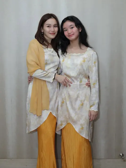 Ayu Ting Ting selalu tampil totalitas di setiap Hari dan kompak dengan keluarga. Kali ini ia tampi senada dengan Bilqis mengenakan atasan baju kurung bercorak warna kuning dipadukan selendang dan rok panjang pleatednya. [@ayutingting92]