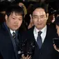 Petinggi Samsung, Lee Jae-yong ditahan oleh pihak berwenang Korea Selatan, Kamis (16/2). Lee Jae-yong dituduh terjerat skandal suap dan beberapa kasus lainnya. (AFP PHOTO / Yonhap)
