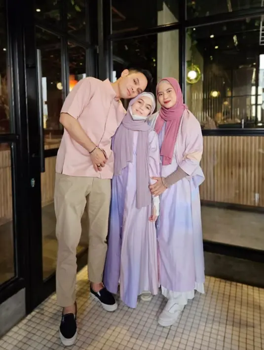 Pertama kali terlihat saat perayaan idul fitri bulan April Lalu, Sienna tampil kalem dalam balutan dress nuansa ungu yang dipadukan dengan pashmina warna senada.
