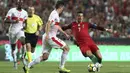 Striker Portugal, Cristiano Ronaldo, berusaha melewati pemain Swiss pada laga kualifikasi Piala Dunia 2018 di Stadion Luz, Selasa (10/10/2017). Portugal menang 2-0 atas Swiss.(AP/Armando Franca)