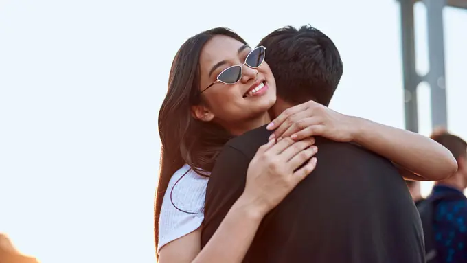 pasangan cinta berpelukan