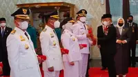 Gubernur Sulawesi Barat, Ali Baal Masdar melantik tiga pasang bupati dan wakil bupati terpilih Pilkada serentak 2020 di Sulawesi Barat (poto: Liputan6.com/Abdul Rajab Umar)