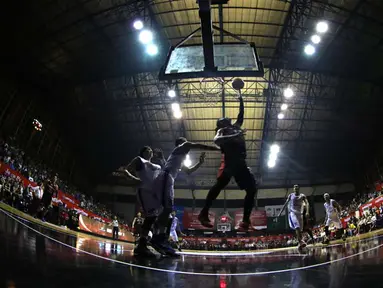 Suasana pertandingan basket NBL Championship Series antara Satria Muda Bitama melawan Aspac di Hall Basket Gelora Bung Karno, Senayan, Jakarta. Senin (4/5). Satria Muda Britama menang dengan skor 59-53 (bola.com/Arief Bagus)