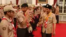 Presiden Joko Widodo (kanan) menyalami Kontingen Gerakan Pramuka Indonesia saat upacara  pelepasan di Istana Negara, Jakarta, Jumat (19/7/2019). Pramuka Indonesia akan terbang ke Virginia Barat untuk menghadiri Jambore Pramuka Dunia XXIV. (Liputan6.com/Angga Yuniar)