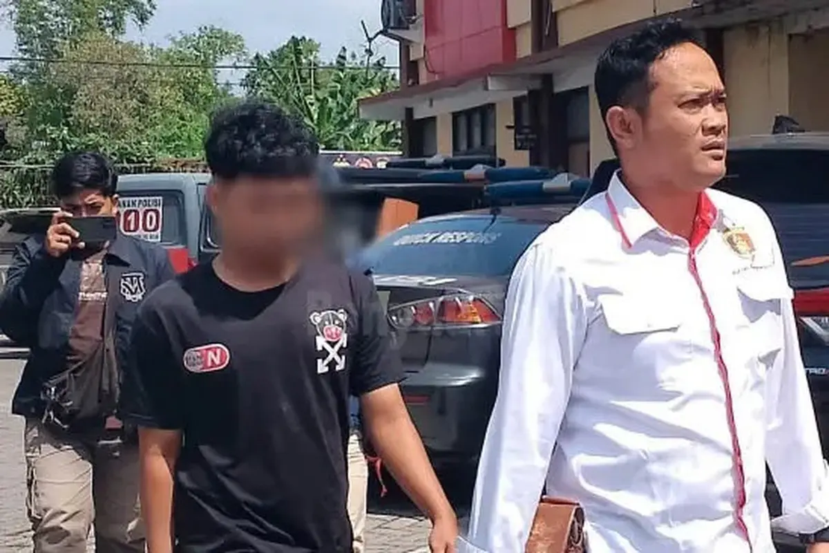Polisi mengamankan pelaku begal payudara di Bojonegoro. (Istimewa)