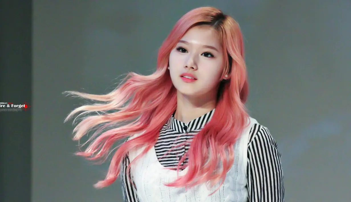 "Ia juga mengirimku foto acara TV yang ada aku di dalamnya. Aku merasa bangga saat orangtuaku bahagia," tutupnya. (Foto: koreaboo.com)