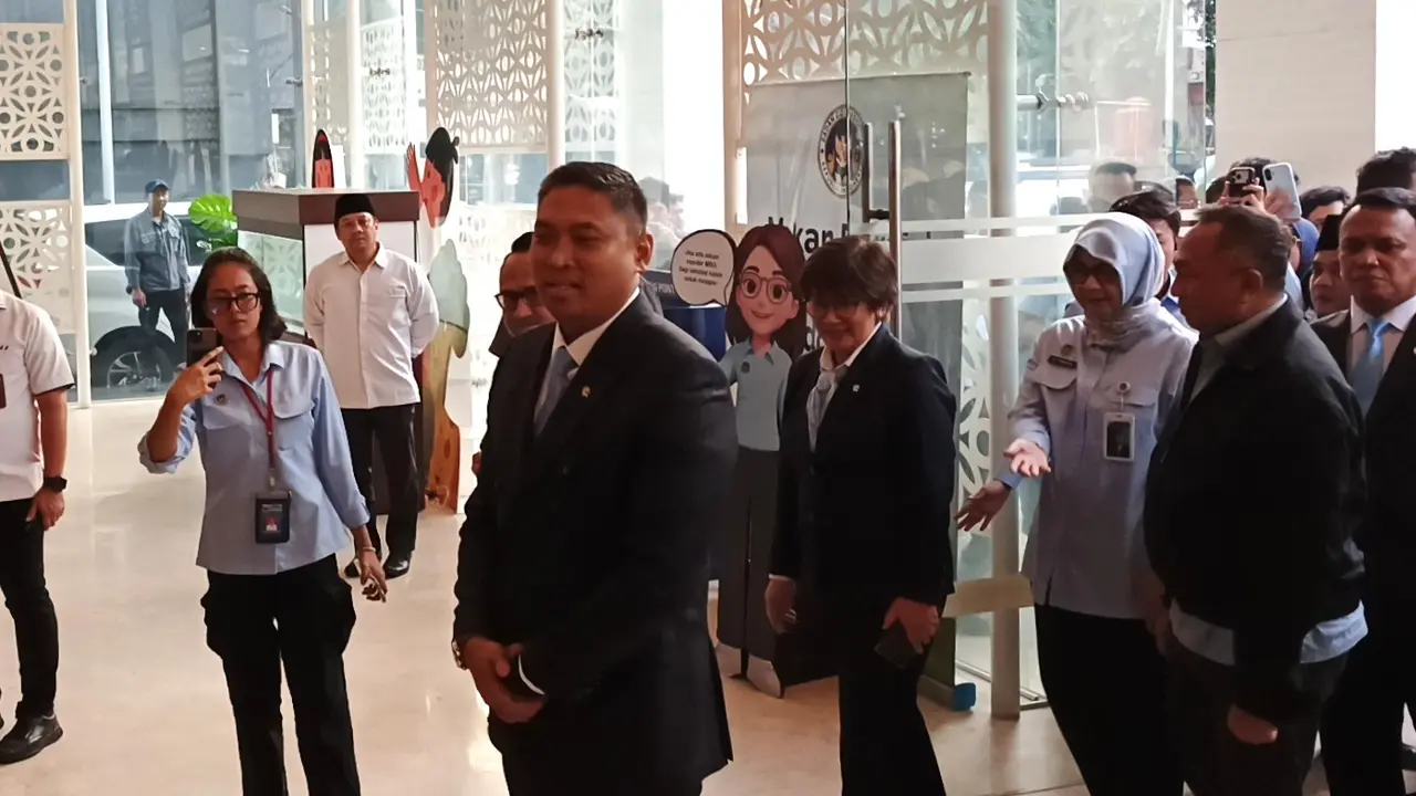Kepala Badan Gizi Nasional (BGN), Sudaryono tiba di gedung Badan Gizi Nasional (BGN), Jakarta.