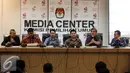 (Ki-ka) Arief Budiman, Ferry Kurnia Rizkyansyah, Husni Kamil, Hadar Nafis Gumay dan Sigit Pamungkas saat konfrensi pers terkait penutupan pendaftaran calon bupati & wakil bupati di 7 Kabupaten, Jakarta, Selasa (11/8/2015). (Liputan6.com/Faizal Fanani)