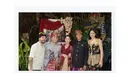 Acara adat yang digelar di Antonio Blanco Renaissance Museum, Ubud, Bali, ini memperlihatkan keakraban Zoe dengan keluarga besar Antonio. Tidak hanya mendampingi sang kekasih, Zoe juga menunjukkan rasa hormat dan penghargaan terhadap budaya Bali melalui busana yang ia kenakan. [@zoeabbasjackson].