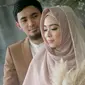 Gaya romantis Lindswell Kwok dan Achmad Hulaefi dalam jepretan kamera Diera Bachir. (dok. Instagram @irnalaperleofficial/@https://www.instagram.com/p/BrKdZsKhtlZ/Dinny Mutiah)