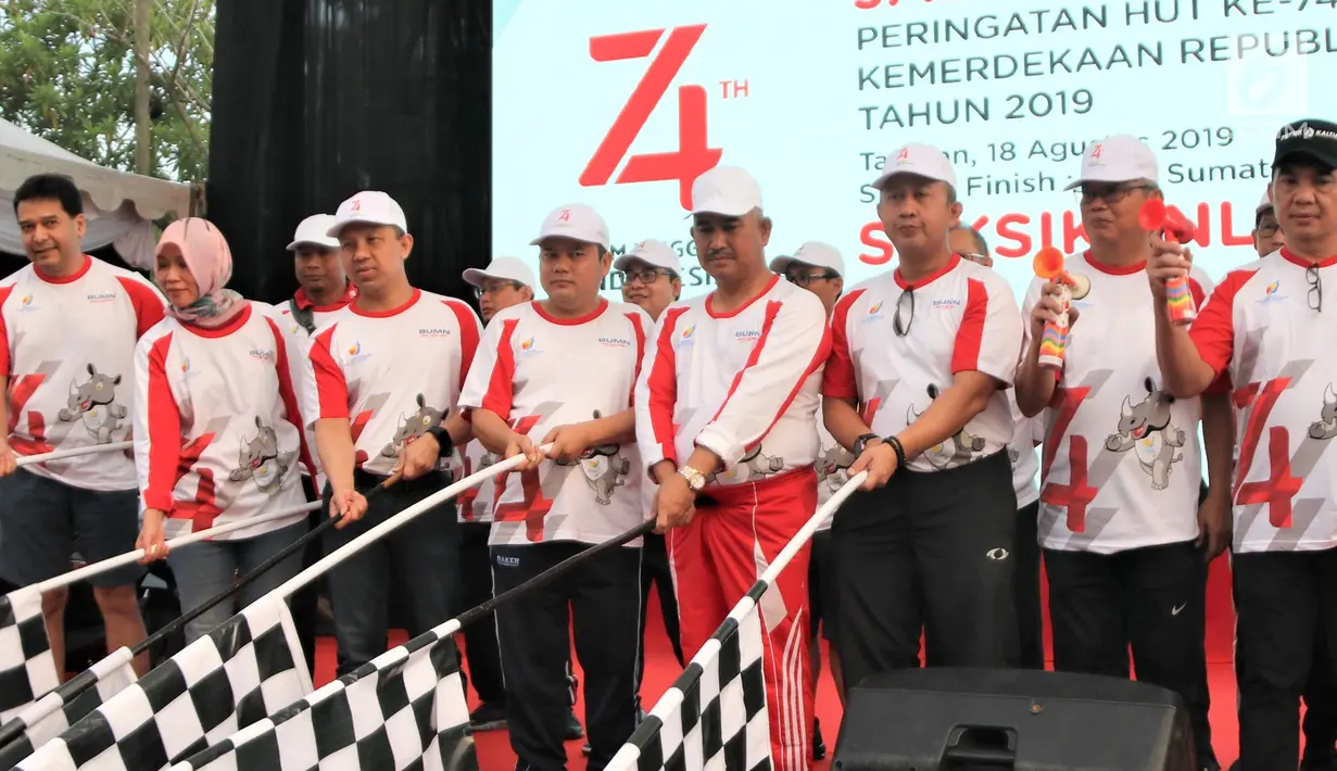 Jajaran Direksi Telkom Indonesia dan Kementerian BUMN bersiap melepas peserta Jalan Sehat BUMN dalam rangka HUT ke-74 RI di Tarakan, Sabtu (17/8/2019). BUMN Hadir untuk Negeri memperingati HUT RI dengan membantu penyediaan kebutuhan demi mewujudkan kesejahteraan masyarakat. (Liputan6.com/HO/Ady)