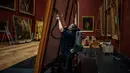 Ini adalah bagian dari kampanye restorasi besar-besaran yang diluncurkan pada tahun 2019 untuk lukisan-lukisan berformat besar dari abad ke-19, kata Sebastien Allard, direktur departemen lukisan. (Dimitar DILKOFF / AFP)