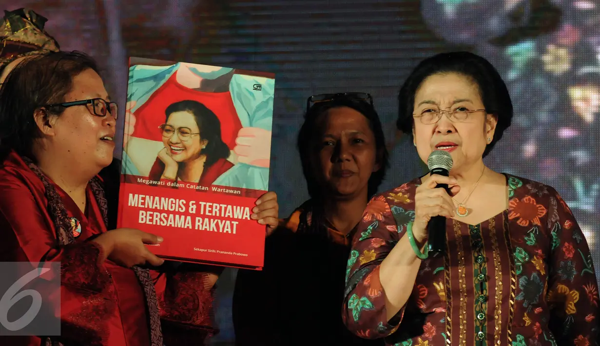 Ketua Umum PDIP, Megawati Soekarnoputri (kanan) memberikan keterangan saat peluncuran buku Megawati Dalam Catatan Wartawan, Jakarta, Rabu (23/3/2016). Buku tersebut merupakan catatan jurnalis yang pernah meliput Megawati. (Liputan6.com/Helmi Fithriansyah)