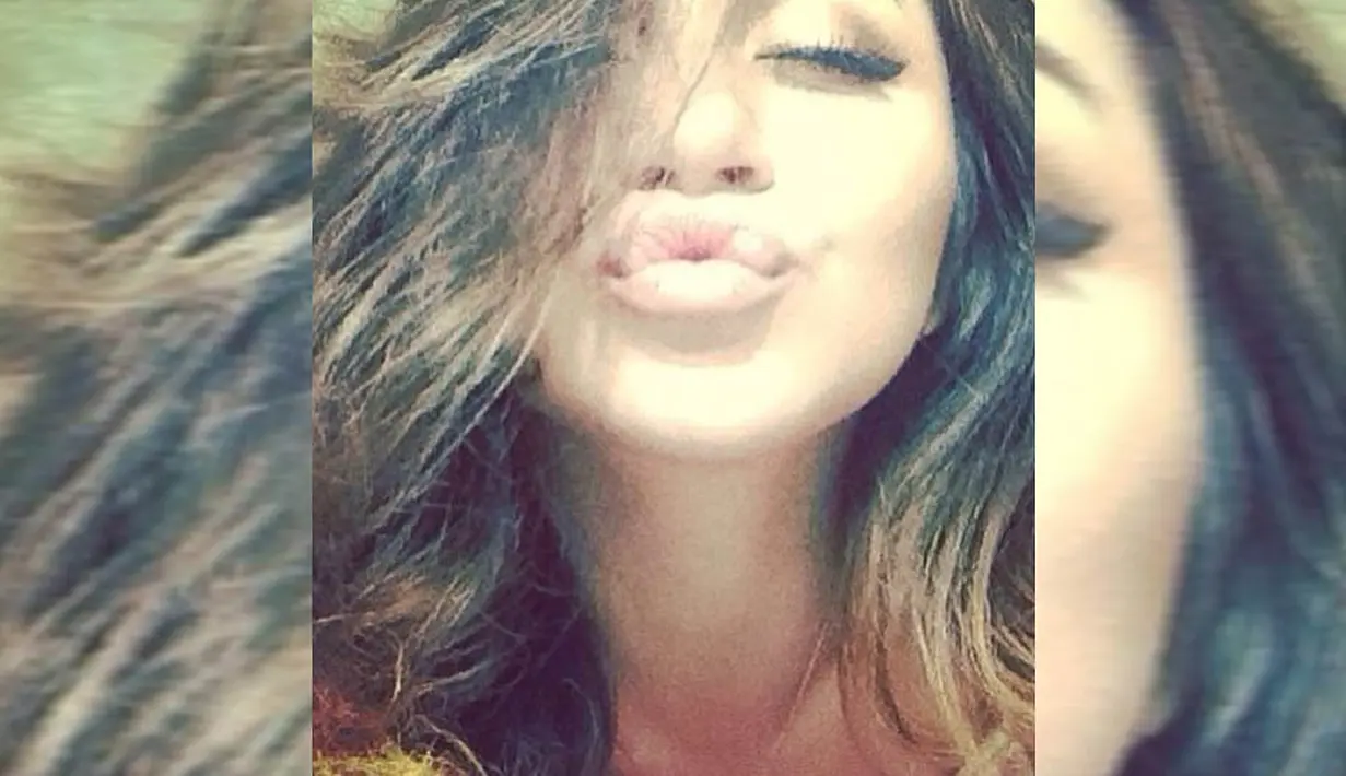 Dalam salah satu foto, Ariel Tatum mengupload foto selfie dengan duck faces atau mengerucutkan bibir seperti mulut bebek. (instagram.com/arieltatum)