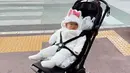 Berbalut setelan jaket dan celana berbulu putih, Baby Kyarra terlihat anteng di atas stroller. Gayanya yang cosplay jadi bayi kelinci pun terlihat menggemaskan [@jscmila]
