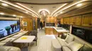 Pengunjung melihat interior trailer wisata Airstream dalam Pameran Kamping dan Kendaraan Rekreasi Musim Semi Toronto 2020 di Toronto, Kanada (27/2/2020). Sebagai salah satu yang terbesar di Kanada, pameran tahunan yang berlangsung selama empat hari itu dimulai pada Kamis (27/2). (Xinhua/Zou Zheng)