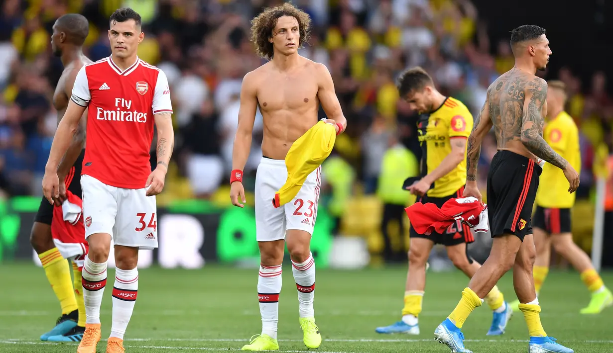 Para pemain Arsenal tampak kecewa usai ditahan imbang Watford pada laga Premier League 2019/20 di Stadion Vicarage Road, Watford, Minggu (15/9). Kedua klub bermain imbang 2-2. (AFP/Ben Stansall)