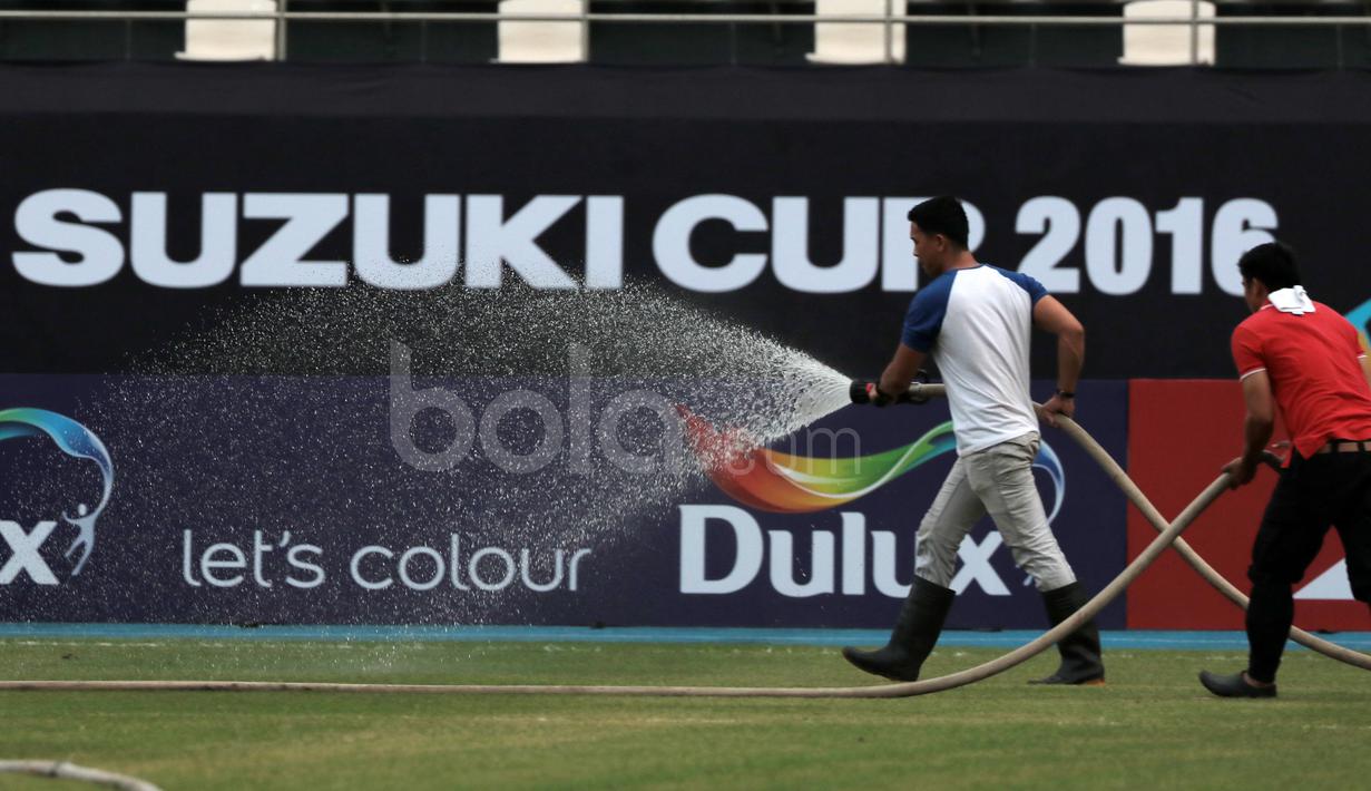 Petugas menyiram lapangan saat  Timnas Indonesia tengah berlatih dan melakukan uji coba  di Philippine Sports Stadium, (18/11/2016).  (Bola.com/Nicklas Hanoatubun)