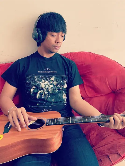 Rian juga mengatakan banyak orang-orang yang membutuhkan bantuan di tengah pandemi virus corona sekarang ini. Ia juga mengatakan, 10 dari 15 jadwal manggungnya terpaksa di-cancel. (Instagram/rianekkypradipta)