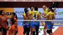 Pemain putri Jakarta PGN Popsivo bersorak usai menumbangkan Jakarta Bank DKI 3-0 di putaran kedua pekan ketiga Pertamina Proliga 2015 di Hall A GBK Senayan, Jakarta, Jumat (20/3/2015). (Liputan6.com/Helmi Fithriansyah)