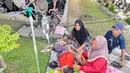 Pasien yang dievakuasi terlihat di luar rumah sakit setempat pasca gempa di Palu, Sulawesi Tengah, Selasa 16 Juni 2026. (AP Photo/Taufan Bustan)