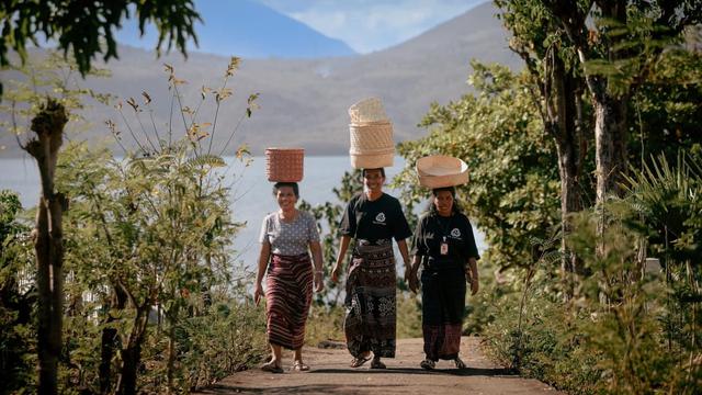 Kelompok Du Anyam dari Flores, Nusa Tenggara Timur, tengah memproduksi anyaman lontar. (Dok Kemenkop)