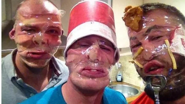Potret Selfie Ini Bikin Enggak Habis Pikir, Posenya Absurd