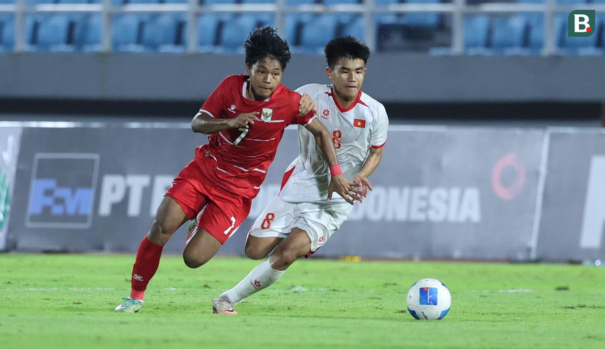 Pemain Timnas Indonesia U-17, Dava Yunna Adi Putra (kiri) berebut bola dengan pemain Vietnam, Nguyen Minh Thuy dalam laga Grup A Piala AFF U-17 2026 di Stadion Gelora Delta Sidoarjo, Sidoarjo, Jawa Timur, Minggu (19/04/2026). (Bola.com/M Iqbal Ichsan)